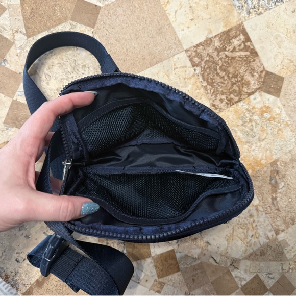 lululem crossbody/belt bag - Picture 3 of 3